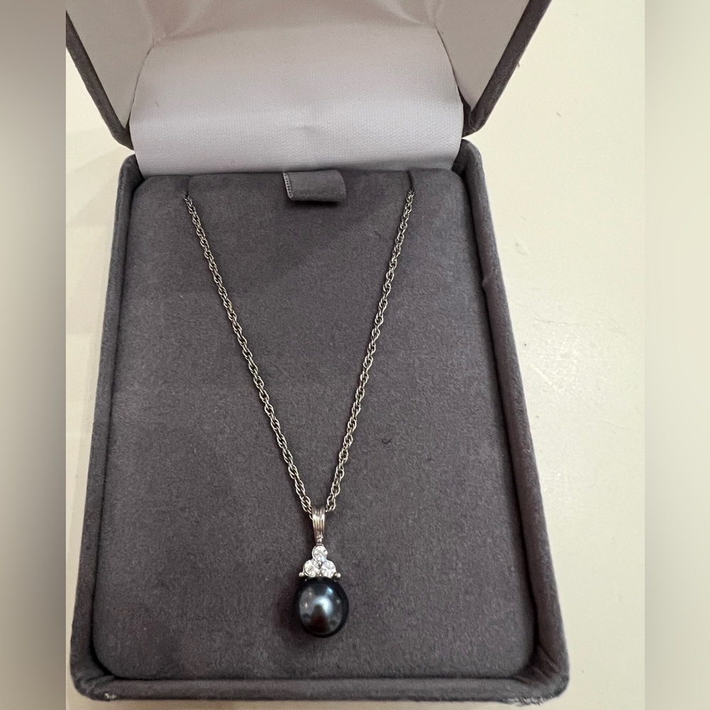 Elegant Silver Pearl/diamond necklace 16 in cable chain